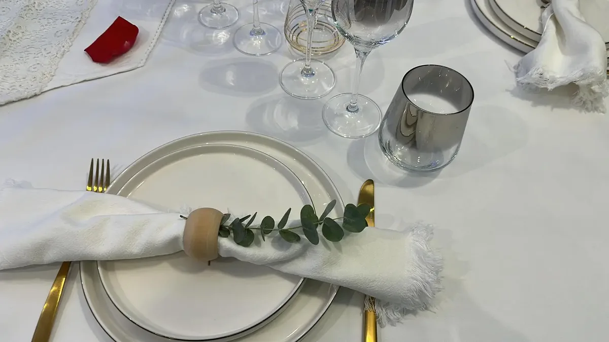 Mesa preparada del restaurante Isidro, cocina tradicional de la calle Pozo Amarillo en Salamanca