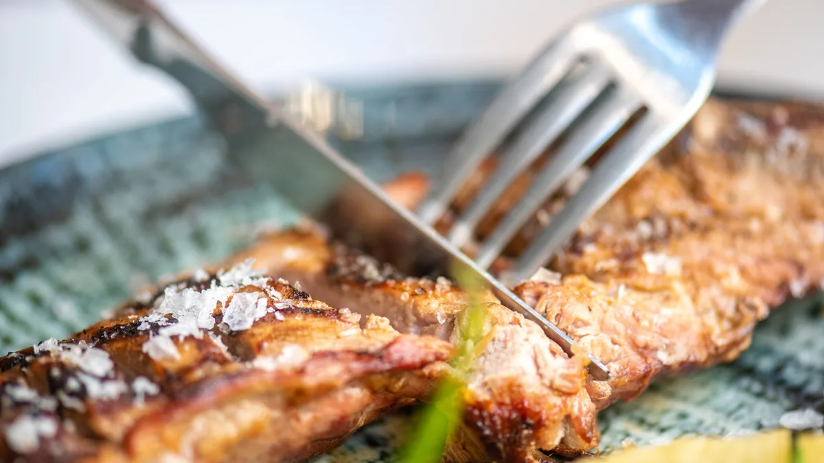 Carne a la brasa recién cortada en el restaurante La Jara de Salamanca
