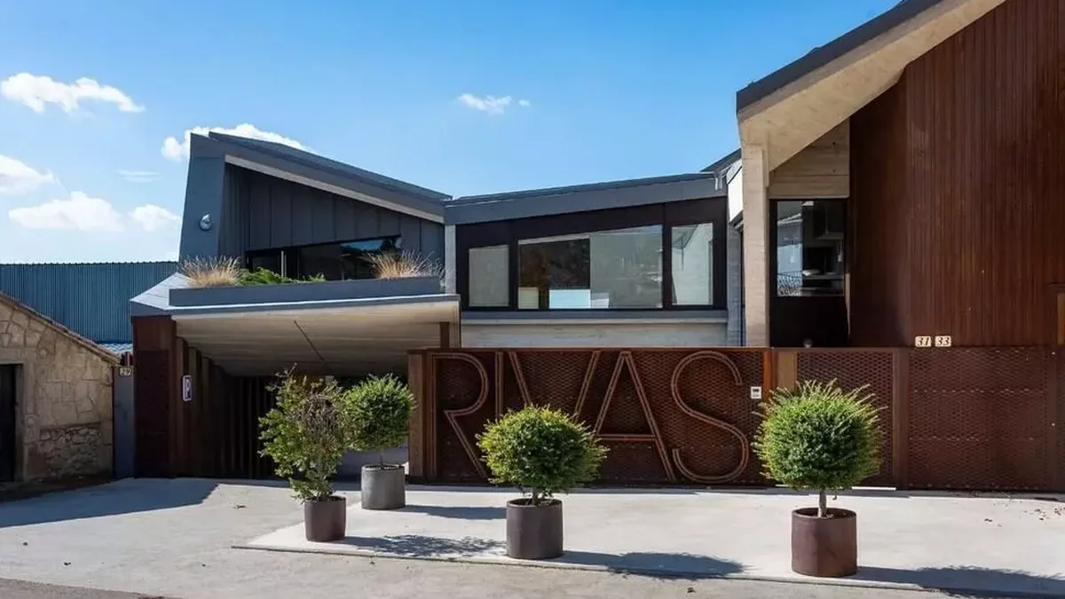Fachada del Restaurante Rivas, alta cocina con 2 Soles Repsol en Vega de Tirados, cerca de Salamanca
