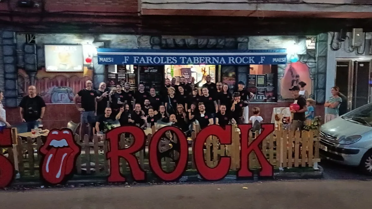 Fachada de Faroles Taberna Rock con su terraza en Valladolid
