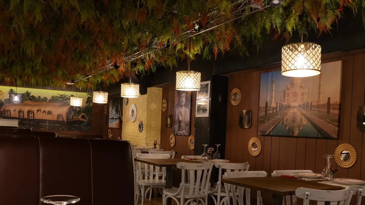 Sala del restaurante indio Metanoia en Valladolid