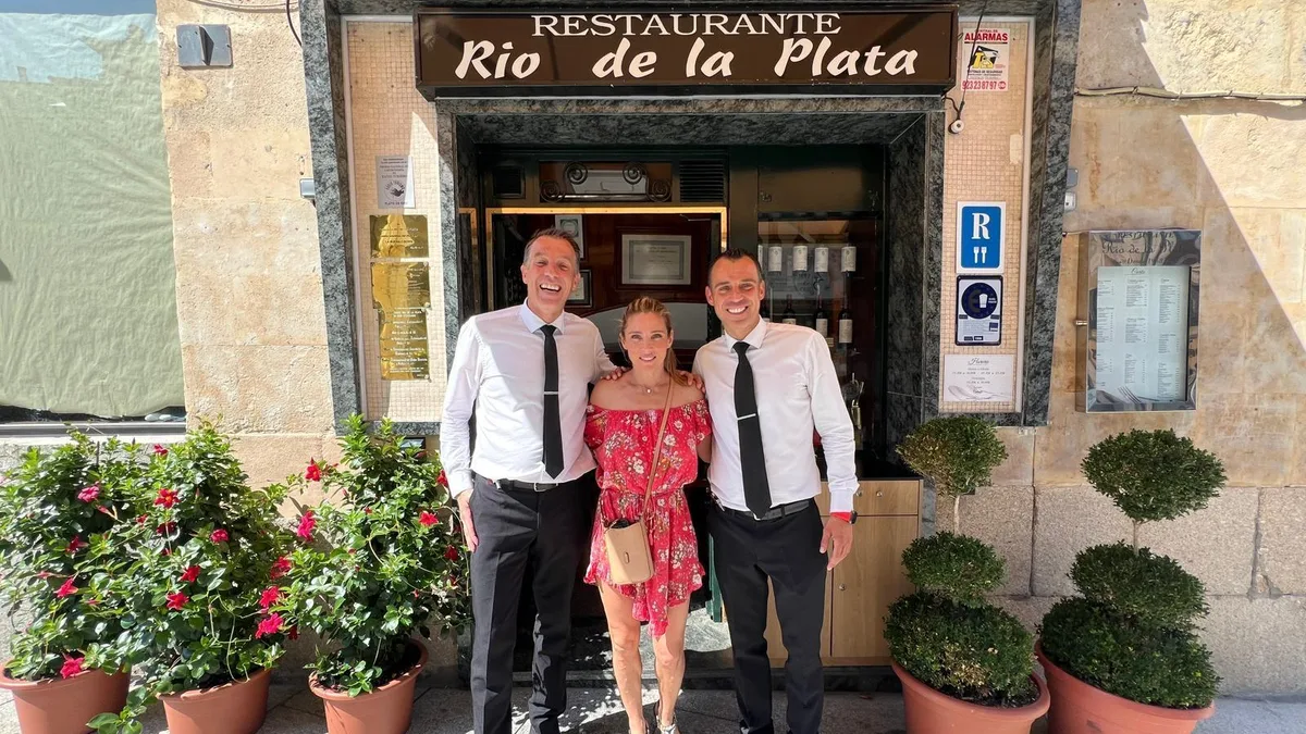 Fachada del Restaurante Río de la Plata con su equipo en la puerta, Plaza del Peso de Salamanca