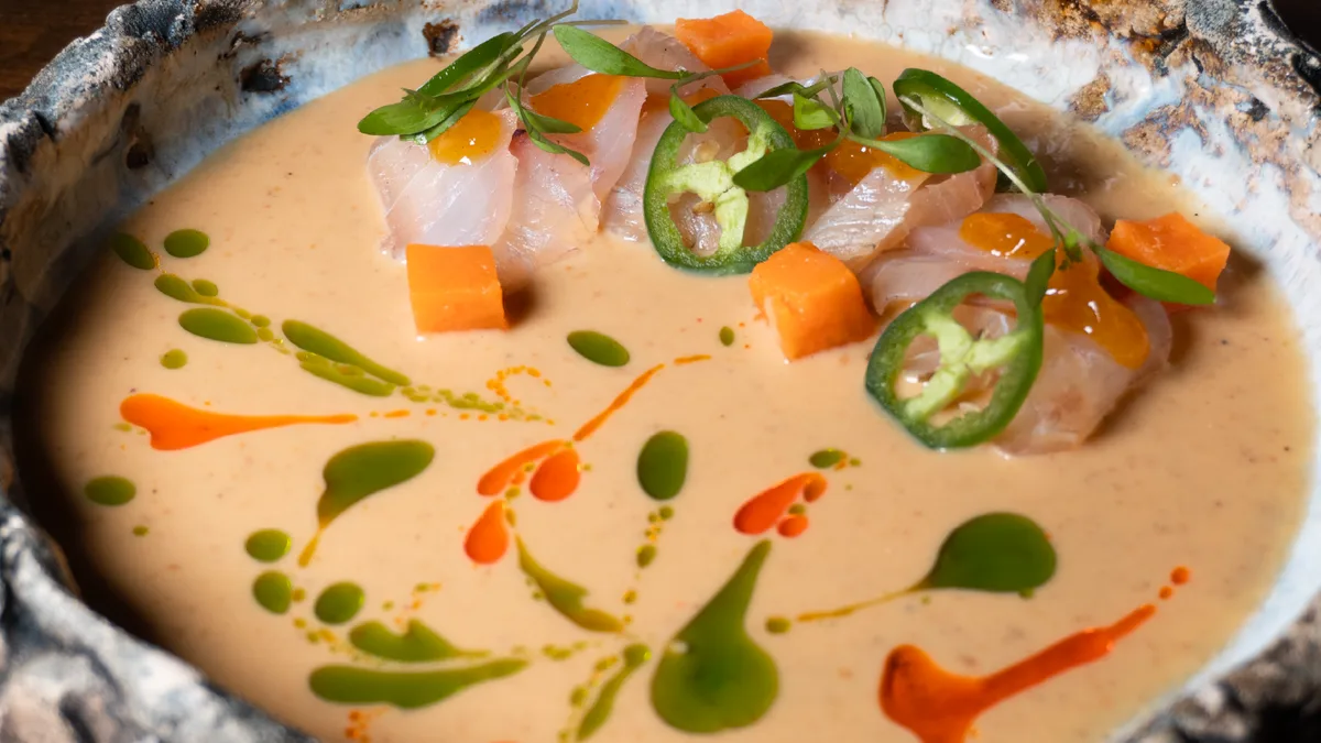 Ceviche nikkei con salsa cremosa y ají en Sekai Buffet Nikkei de Salamanca