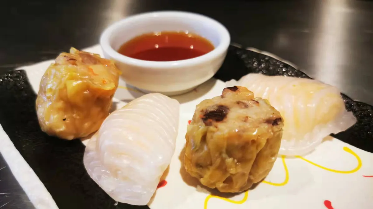 Shumai y gyozas con salsa en el restaurante Sushi Senpai de Salamanca