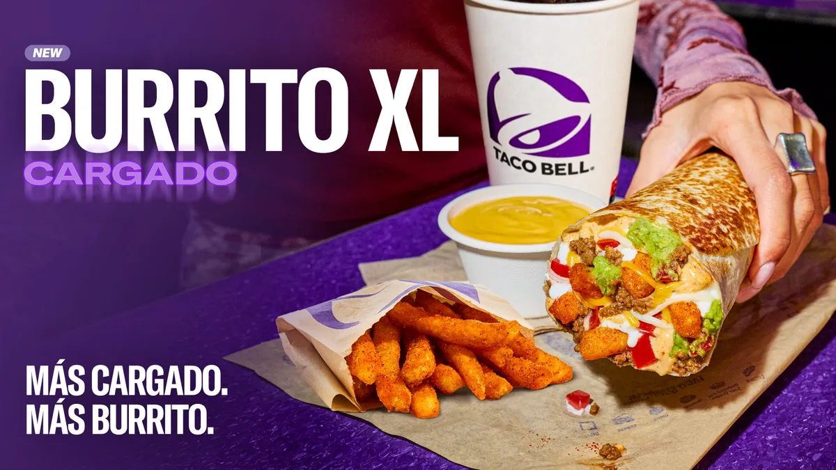 Burrito XL cargado con patatas y bebida de Taco Bell en Salamanca