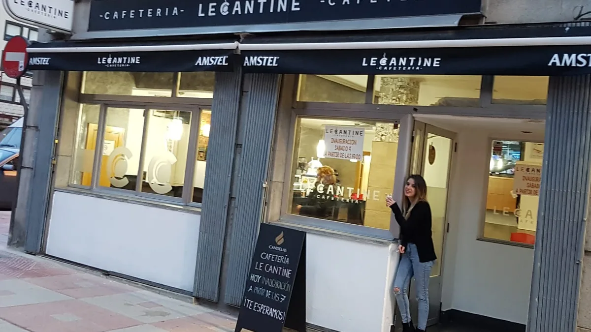 Fachada del Bar Le Cantine, cafetería de pinchos de tortilla en el Paseo de Canalejas de Salamanca