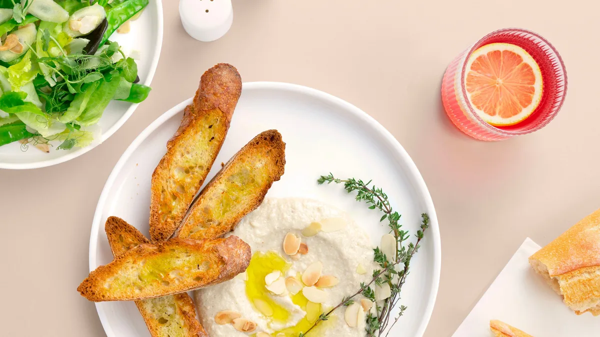 Plato saludable con tostas de Wakaya Poke & Healthy Bar en Salamanca